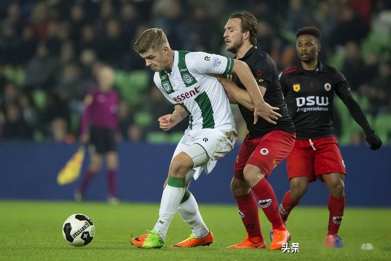 赛后体能课后,里昂外线爆发备战荷甲,压力陡增,轮换策略成焦点 赛后体能课后,里昂外线爆发备战荷甲,压力陡增,轮换策略成焦点