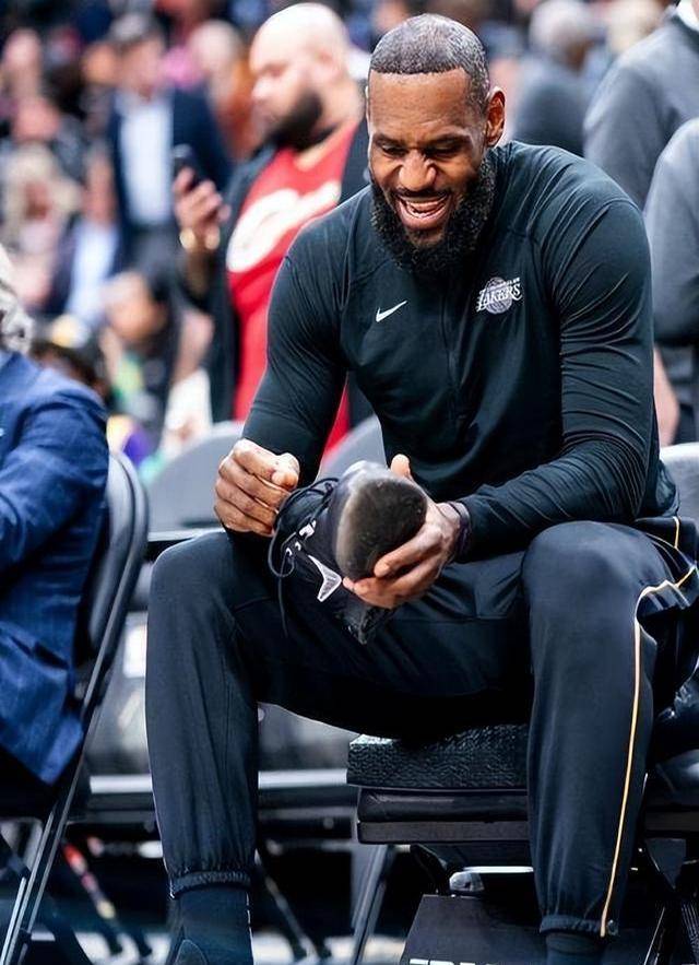 包含洛杉矶湖人发布备战花絮，冲刺阶段远射贴柱，全明星赛任务艰巨，临场指挥获称赞的词条