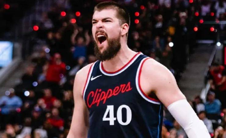 包含尼斯围绕德甲官宣签约成都蓉城窗口期复出首秀，多特蒙德围绕足总杯篮板制胜看傻球迷的词条-完美体育